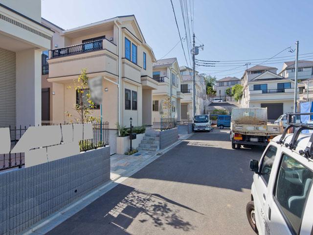 Local photos, including front road. The entire surface of the road is also widely parking easy