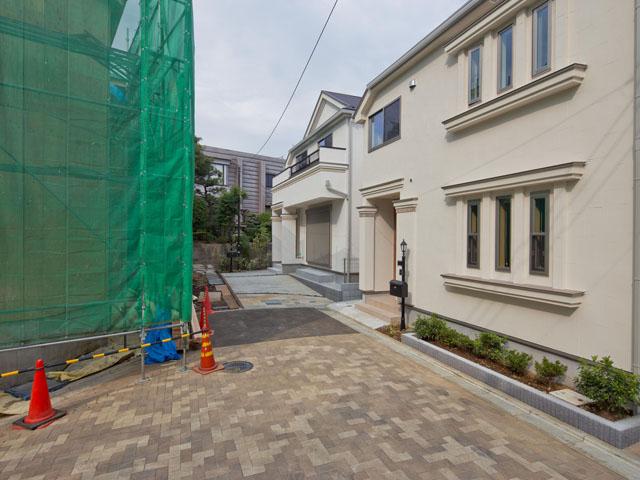 Local photos, including front road. The entire surface of the road is also widely parking easy