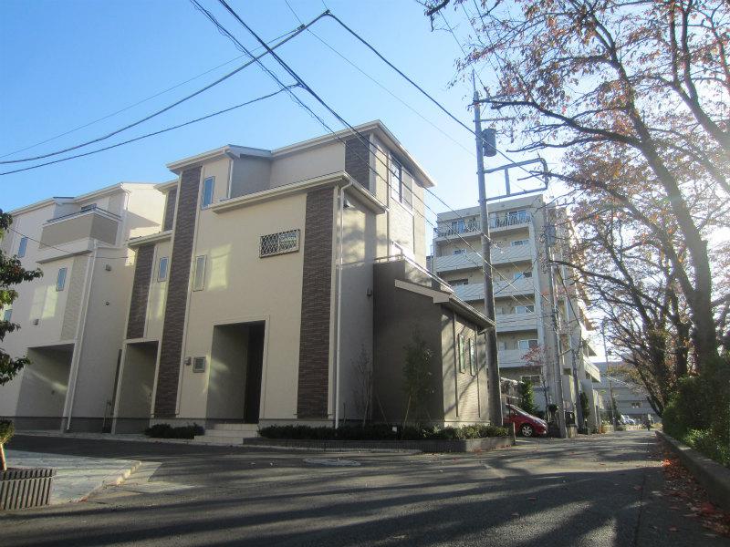 Local photos, including front road. Cherry trees a beautiful quiet living environment
