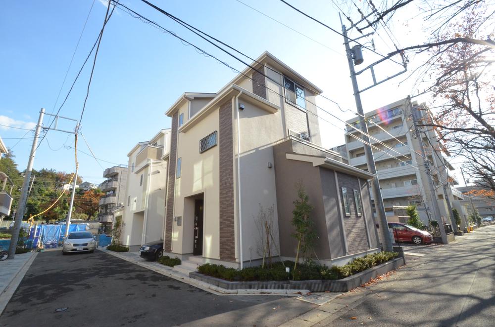 Local photos, including front road. Bright field gathering of new construction ☆
