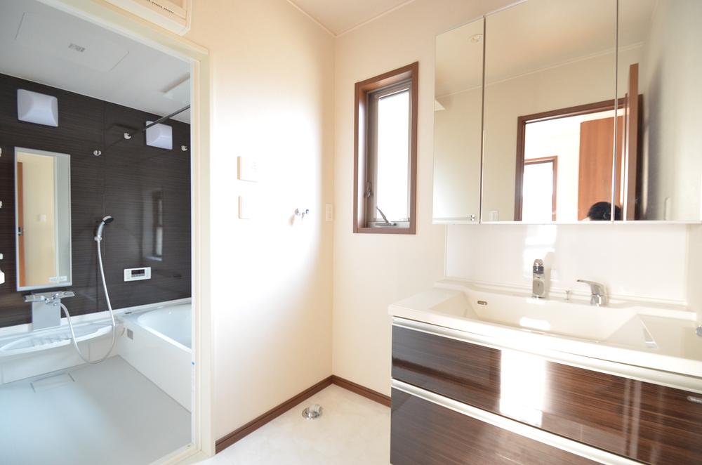 Wash basin, toilet. Wash basin of three-sided mirror is a lot of storage convenient ☆