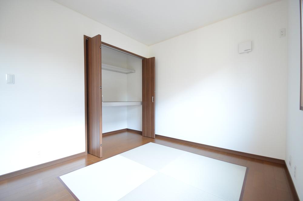 Non-living room. Since the tatami corner also, I will calm ☆