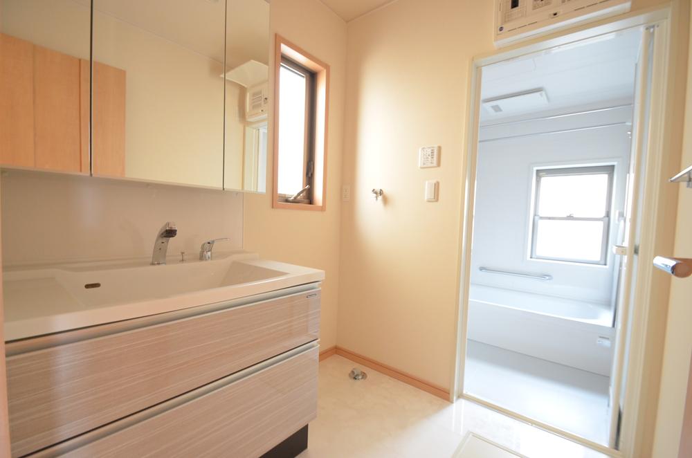 Wash basin, toilet. With so bathroom dryer, You Jose also laundry ☆