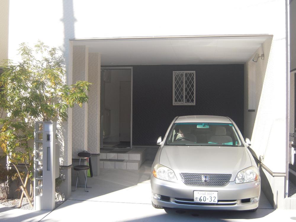 Parking lot. High roof car is also OK in the car space is also parked a 3 number is this margin