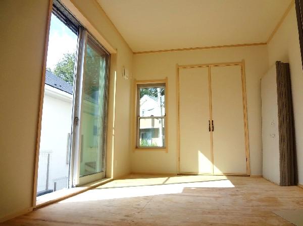 Non-living room. It is a Japanese-style living and Tsuzukiai.