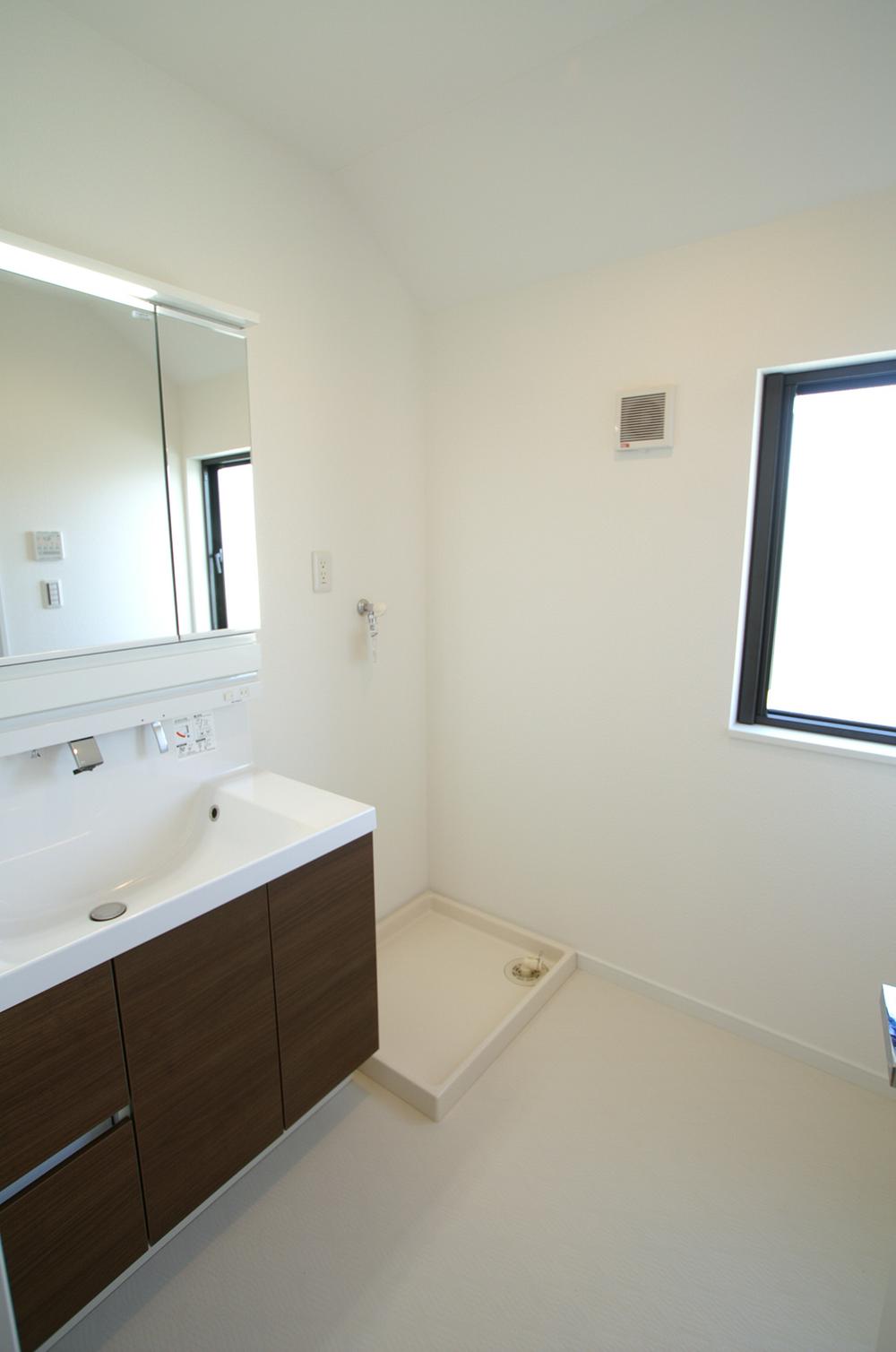 Wash basin, toilet. Indoor (11 May 2013) Shooting