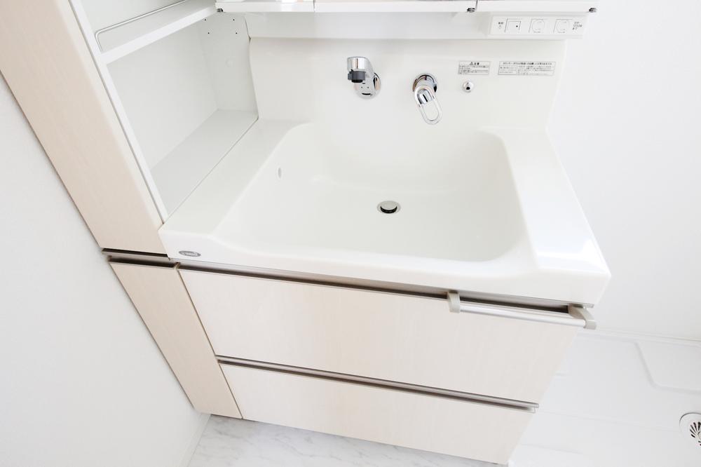 Wash basin, toilet. Building 3