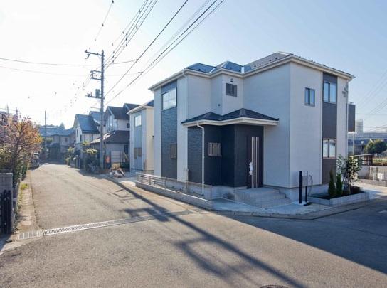 Local appearance photo. Wide front road parking is safe even those who weak!