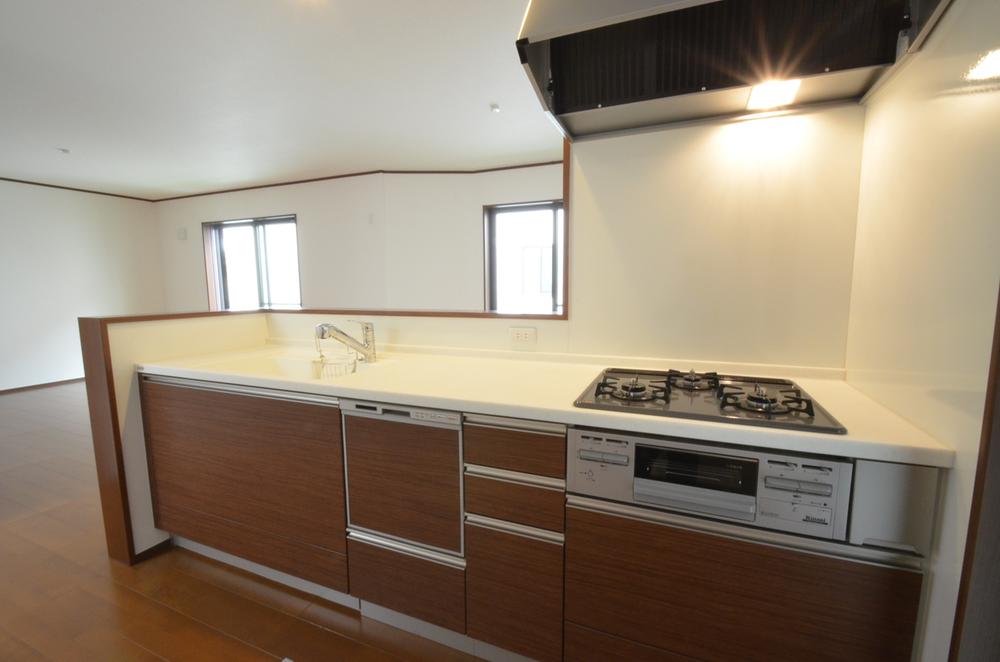 Kitchen. Face-to-face kitchen, you can enjoy a conversation with your family while cooking ☆