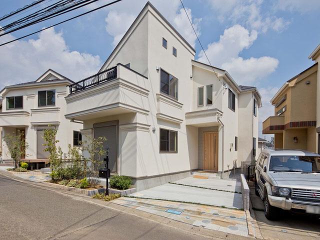 Local appearance photo. 2 Building Exterior Photos. There is no difference in height between the site and the road.