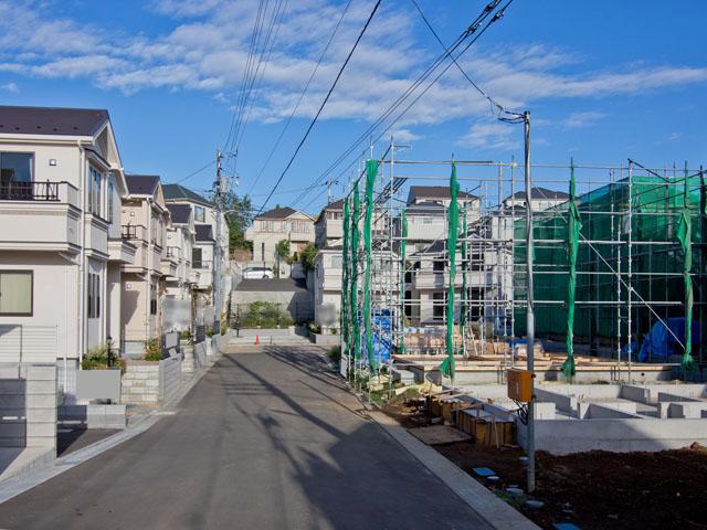 Local photos, including front road.  ☆ Enjoy ShinYuri months hill life ☆