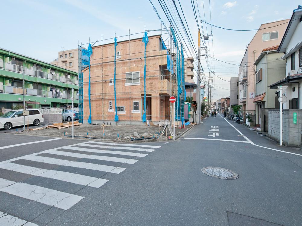 Local photos, including front road. In a very good location ahead of us the convenience of the south road and station 3 minutes promises a release and sunlight (12 May 2013) Shooting