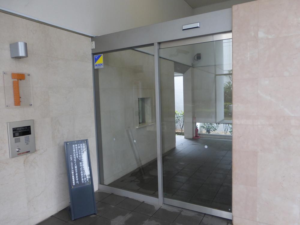 Entrance. Common areas