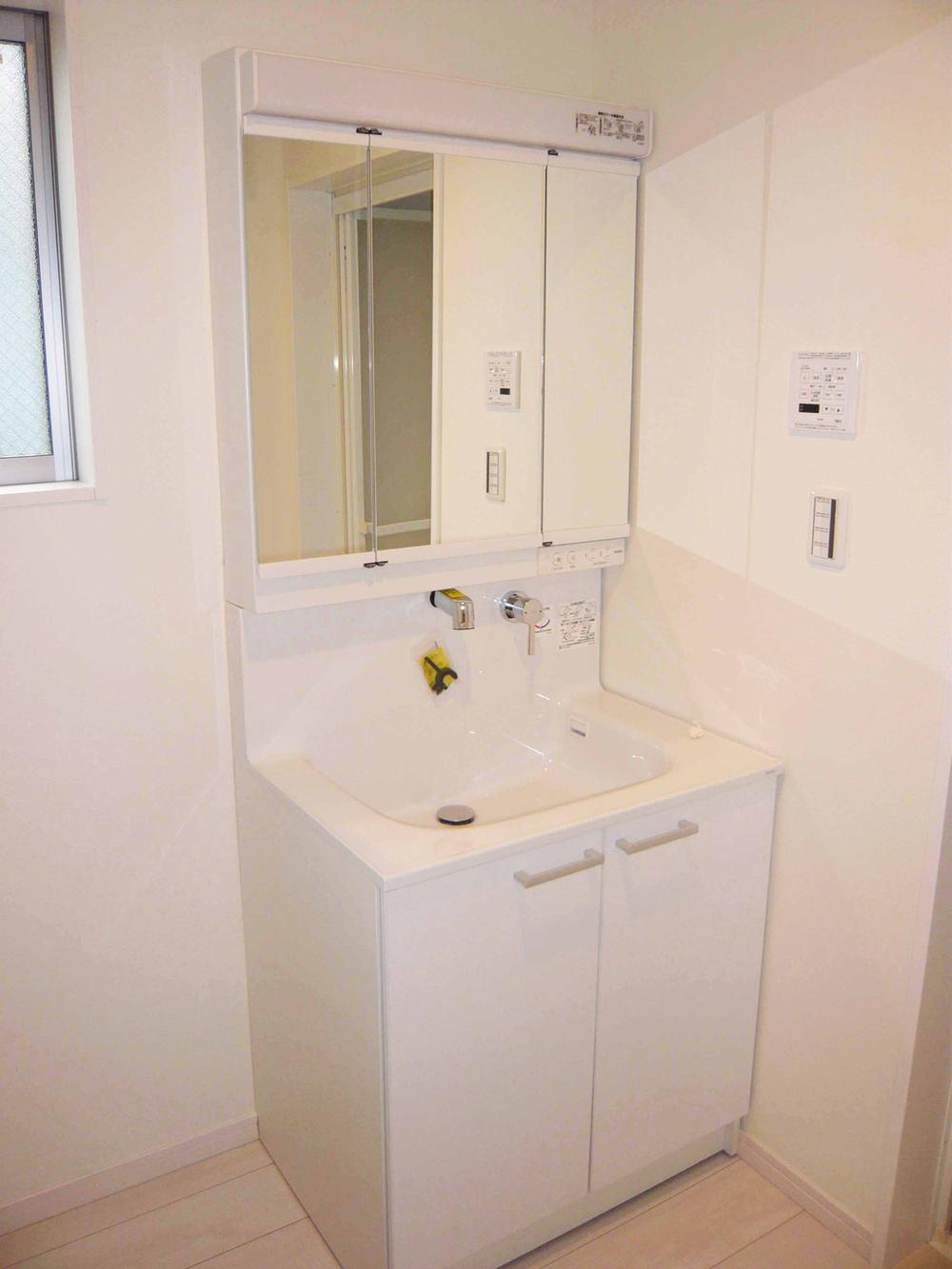 Wash basin, toilet. Indoor (12 May 2013) Shooting