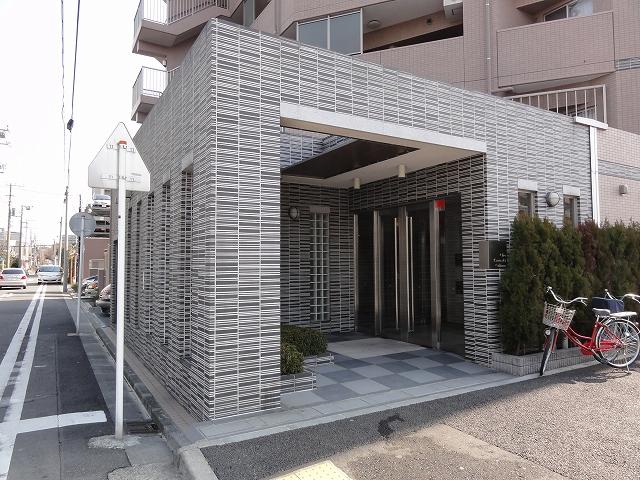 Entrance. Common areas