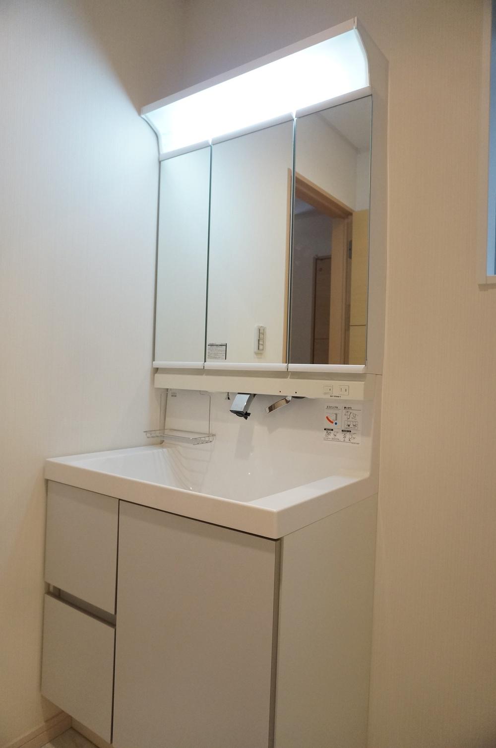 Wash basin, toilet. Convenient three-sided mirror type