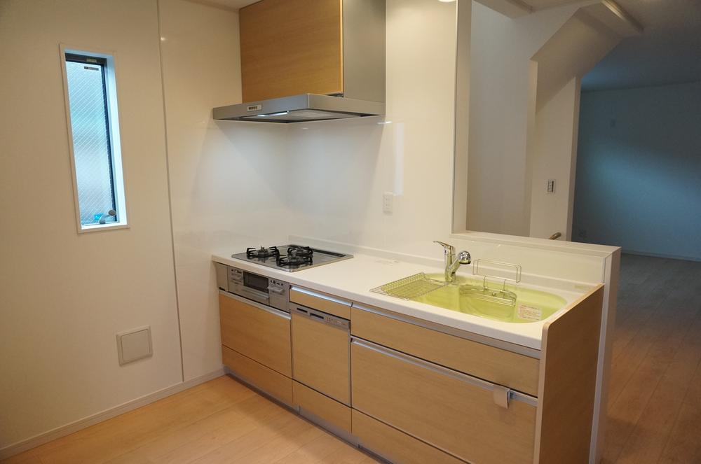 Kitchen. Face-to-face kitchen with a feeling of opening!