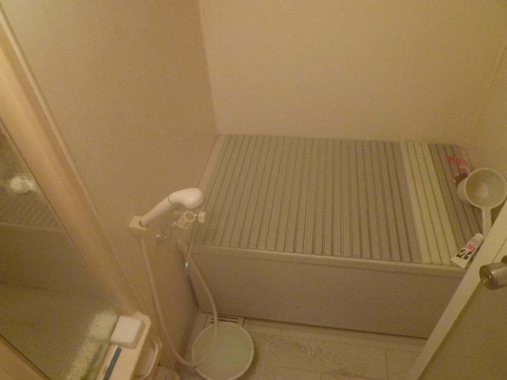 Bathroom. Indoor (12 May 2013) Shooting