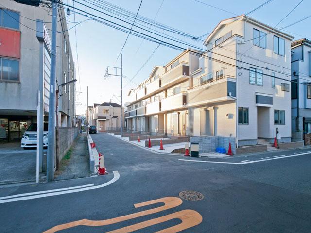 Local photos, including front road. 2013 November 29, shooting