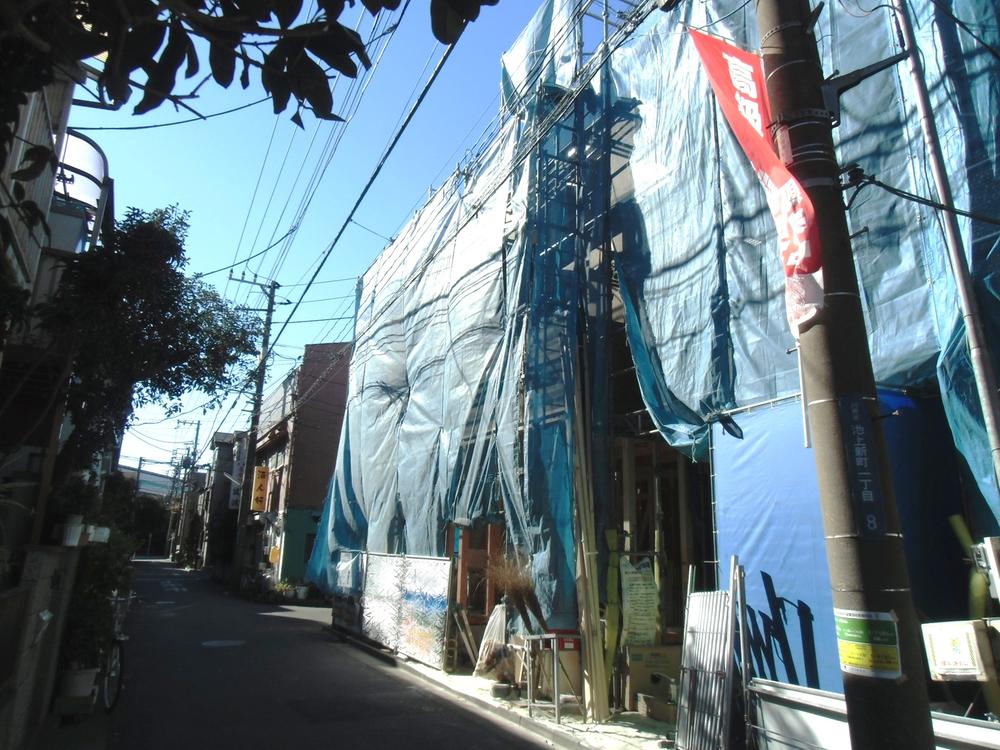 Local photos, including front road. Less street car, It is safe to child-rearing!