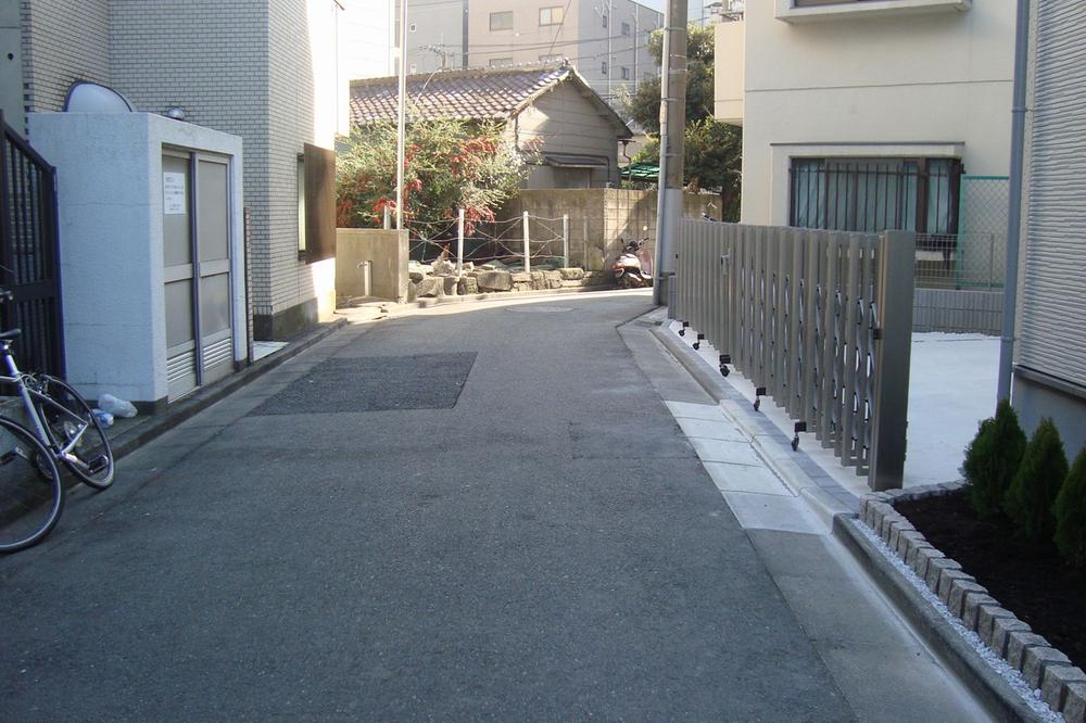 Local photos, including front road. Public road 4m. As the car is not the most.