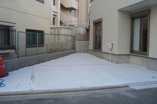 Parking lot.  [Parking space] There is spacious parking space that you!