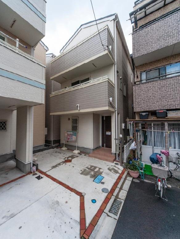 Local appearance photo. 11 Building Roofing Colonial Exterior wall siding finish