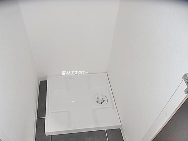 Wash basin, toilet