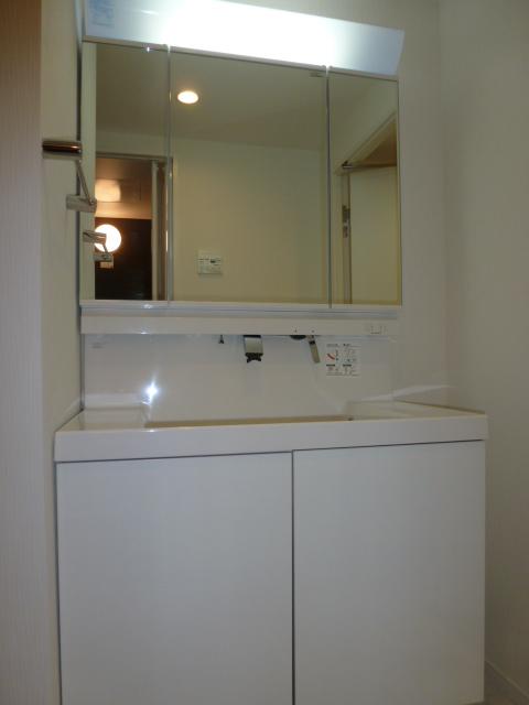 Wash basin, toilet. Indoor (11 May 2013) Shooting