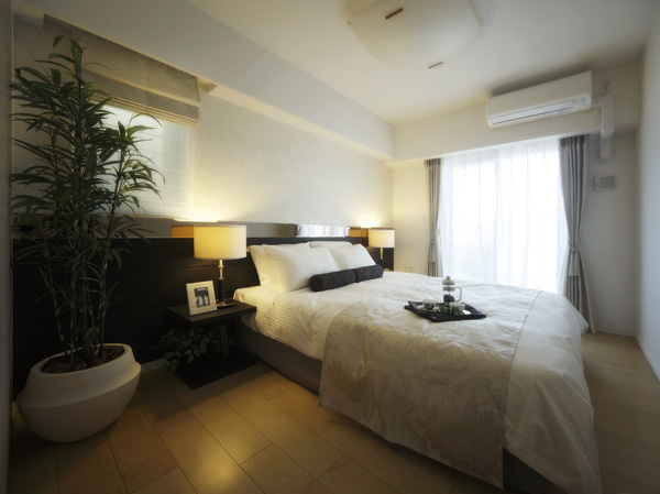 Interior.  [Master bedroom] Refreshing main bedroom of about 6.4 tatami facing the balcony. To ensure the breadth and spacious, Space that produce a sense of quality and calm, Adorned with rich private time.