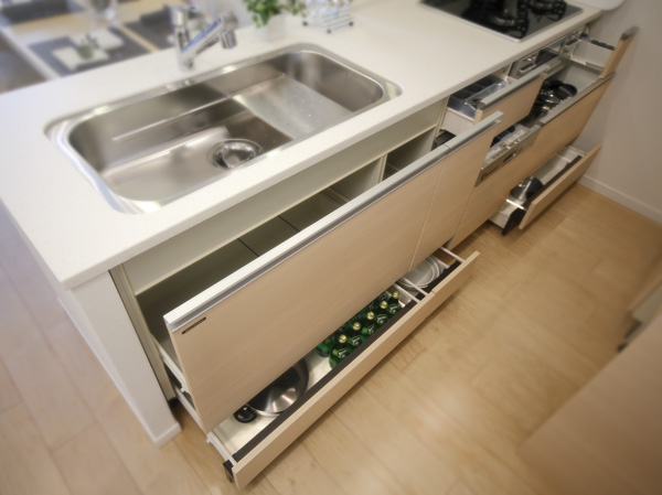 Kitchen.  [Slide storage to increase the storage capacity] The system kitchen, Convenient two-stage, or the like can rich housed the kitchen utensils and plastic bottles, such as pot, It has established the slide housing of the three-stage withdrawal.