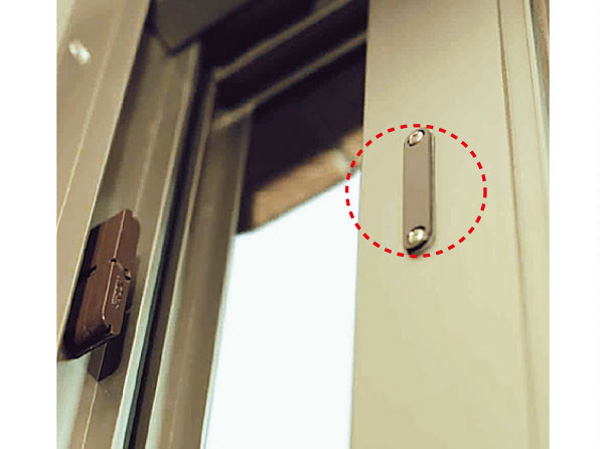 Security.  [Entrance door of the first floor dwelling unit ・ Security sensors in the window] In order to enhance the security of, Security of the magnet to the front door and windows of the first floor dwelling unit ・ Installing a window sensor. If the sensor in the ON to go out and night before, An alarm intercom and incorrectly opening and closing, It will be reported to the Secom. (Same specifications)