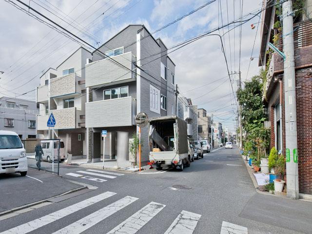 Local photos, including front road. Local (November 12, 2013) Shooting