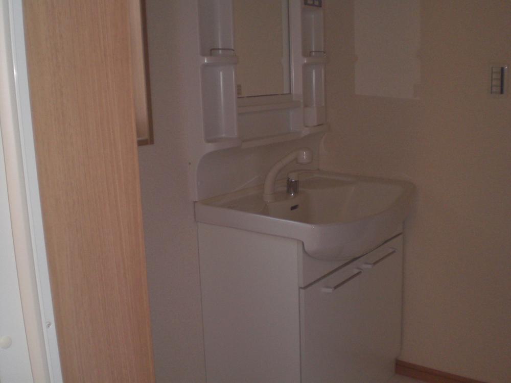 Wash basin, toilet. Smooth dressing in the wash basin with shower