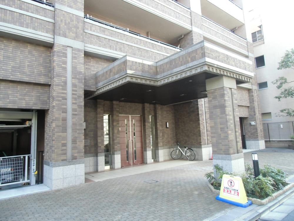 Entrance. Entrance with a car Remarks