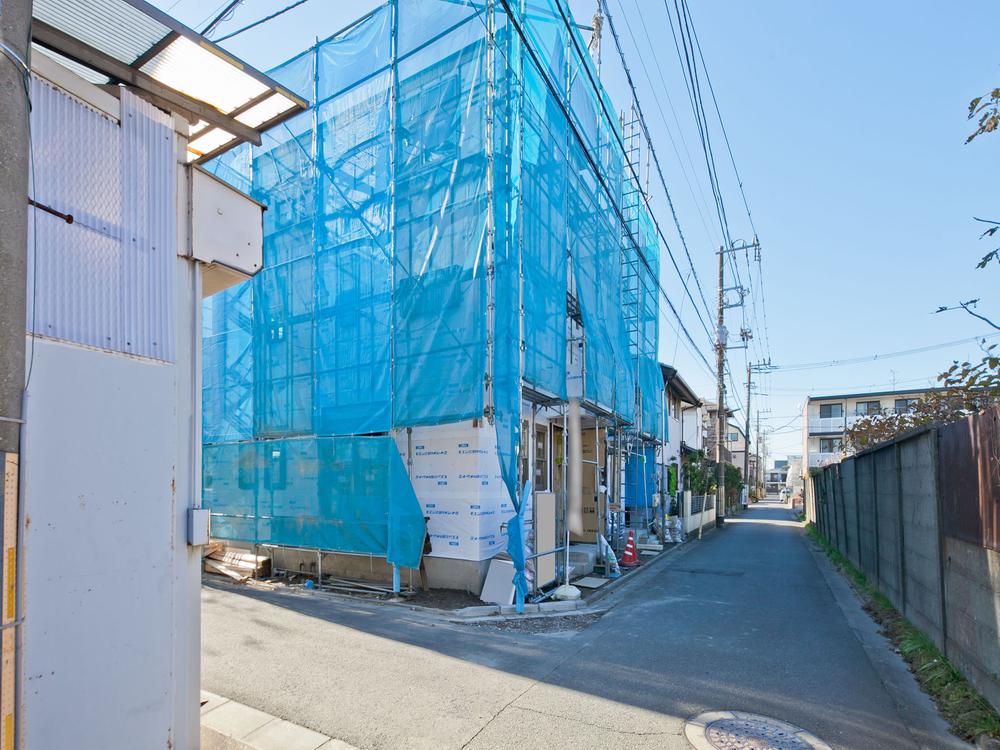 Local photos, including front road. Quiet is a residential area since the elementary school also walk five minutes recommended for child-rearing generation (December 2013) Shooting