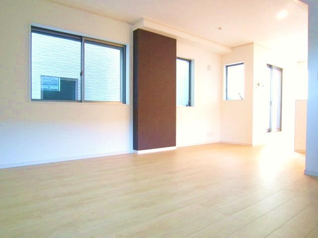 Living. Indoor (10 May 2013) Shooting, Windows are many bright living.