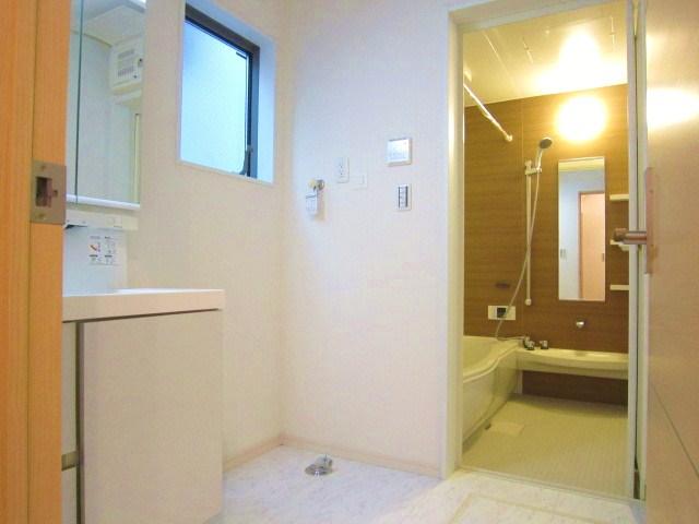 Wash basin, toilet. Indoor (10 May 2013) Shooting, It is a vanity with a hand shower.