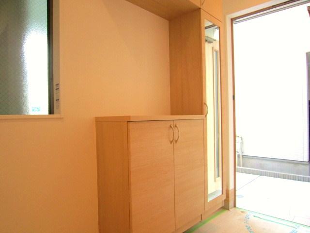 Entrance. Local (10 May 2013) Shooting, It is the bright entrance near the balanced lighting.