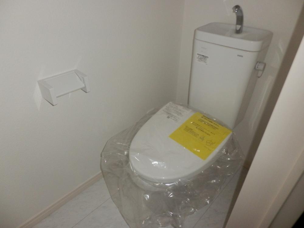 Toilet. Indoor (11 May 2013) Shooting