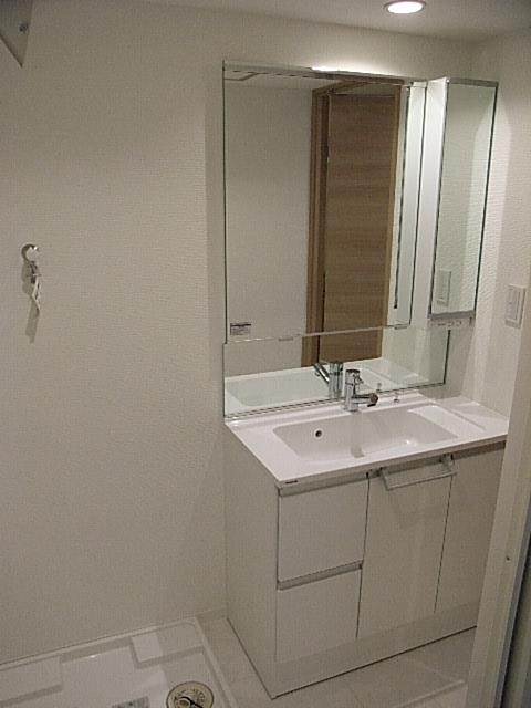 Wash basin, toilet. Indoor (12 May 2013) Shooting