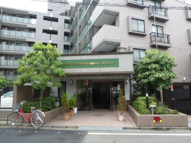 Entrance. Common areas