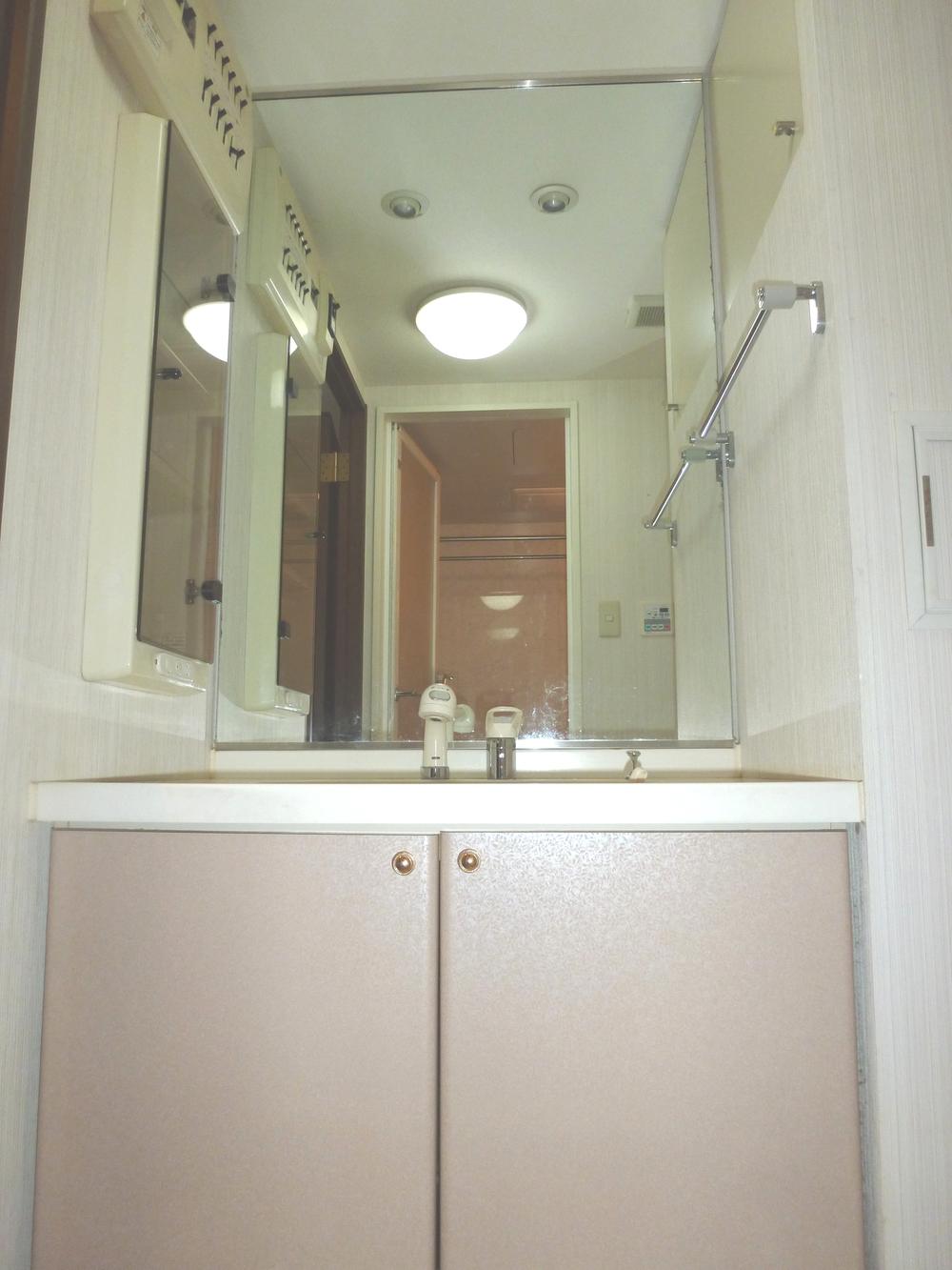 Wash basin, toilet. Indoor (11 May 2013) Shooting