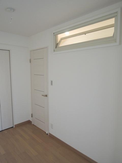 Non-living room. Adopt a skylight window in the wall the top of the corridor side Western-style, It will also be the condensation prevented by movable.