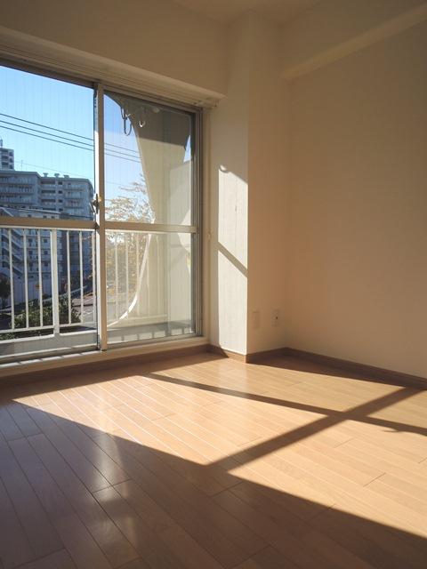 Non-living room. Western-style facing the south-facing balcony.
