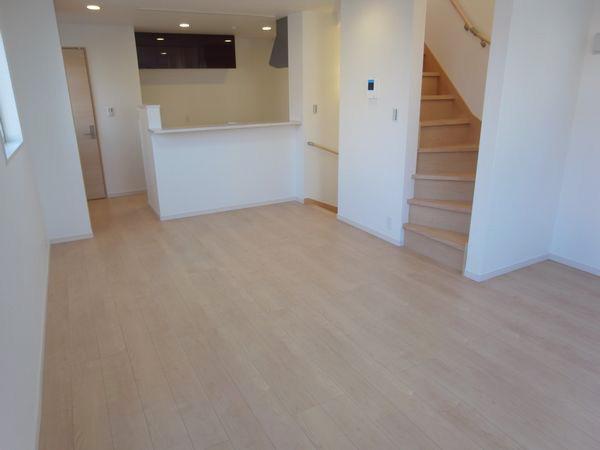 Living. Living (A Building: 2013 November shooting)