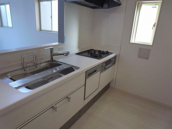 Kitchen. Face-to-face system Kitchen (C Building: 2013 November shooting)