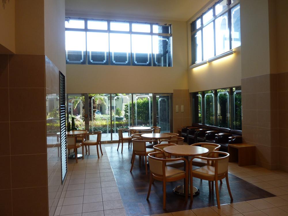 lobby. It is a lobby with a feeling of opening of the atrium. Little talk takes advantage here.