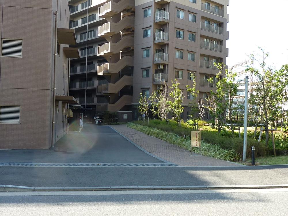 Entrance. Entrance is located in two places. Shopping to Ito-Yokado is here of sub entrance shortcut.