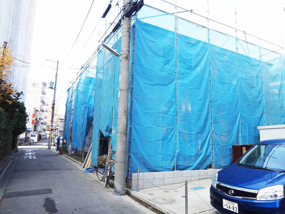 Local photos, including front road. Local (11 May 2013) Shooting